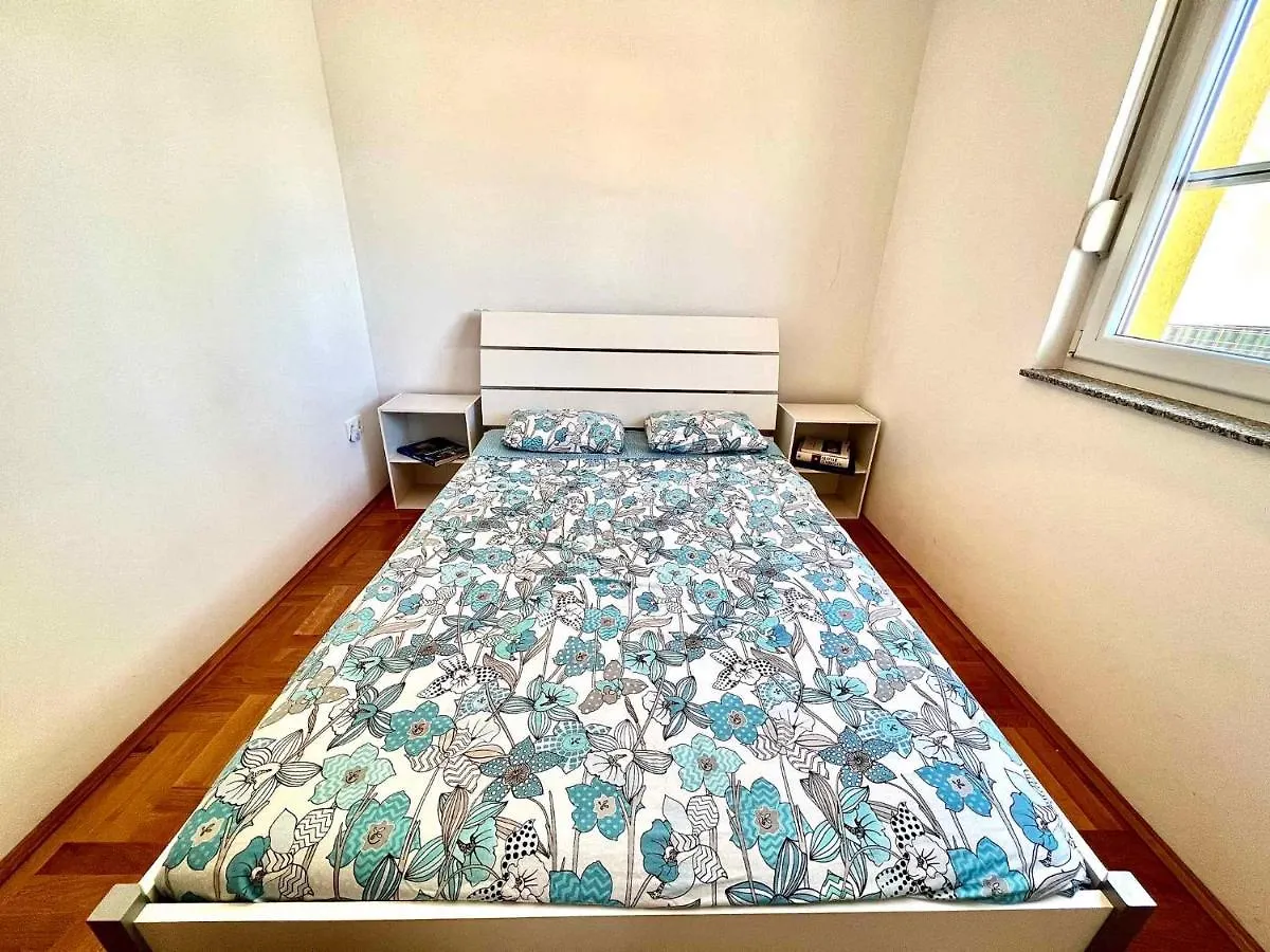 Apartment In Jadranovo 44072