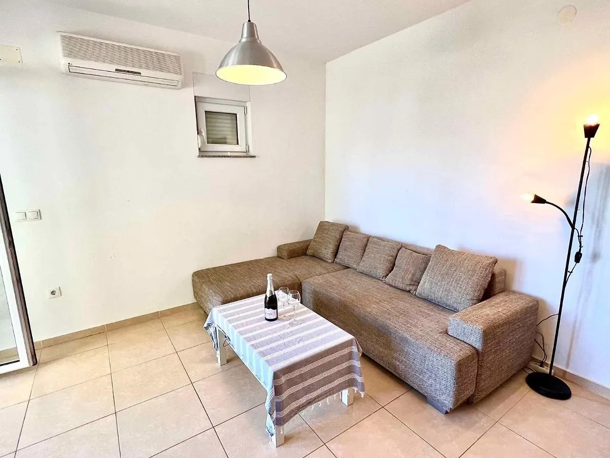 Apartment In Jadranovo 44072