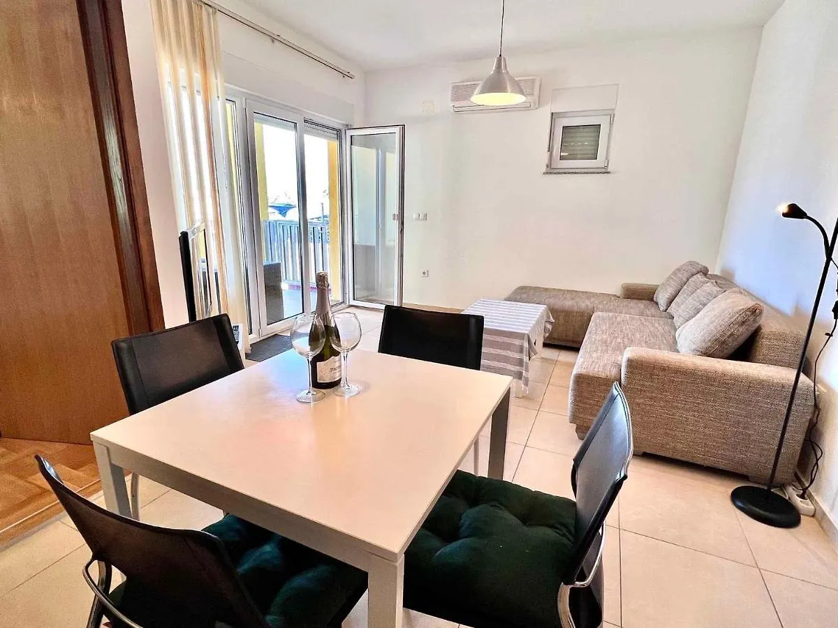 Apartment In Jadranovo 44072