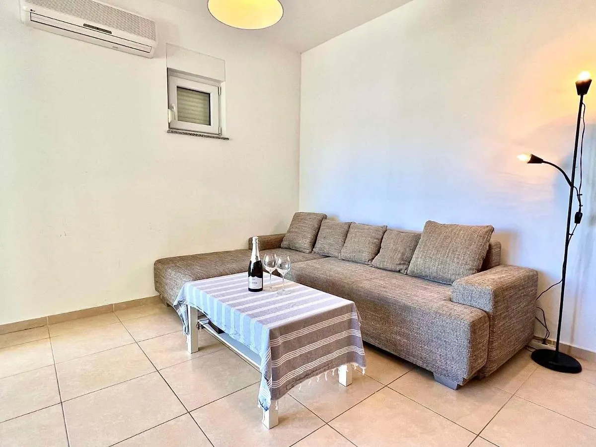 Apartment In Jadranovo 44072